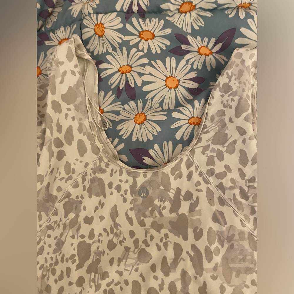 lulu short sleeve size 6, never worn